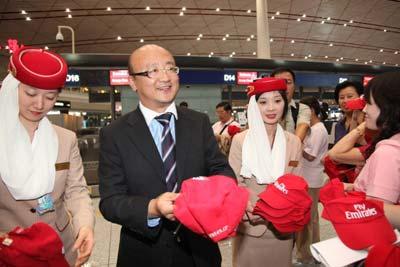 阿联酋航空北京营运经理李旬先生向首发团成员赠送纪念品