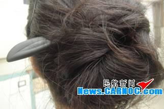图为藏匿在该女性乘客头上的水果刀