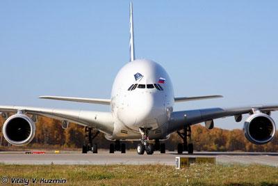2009年10月16日，空中客车公司F-WWDD号空中客车A380-841型客机在俄罗斯莫斯科多莫杰多沃国际机场降落后，正在滑行。驾驶舱里的飞行员向外挥舞着俄罗斯联邦国旗和空中客车公司的公司旗，以示庆祝。这是这种世界最大的客机首次飞抵俄罗斯。