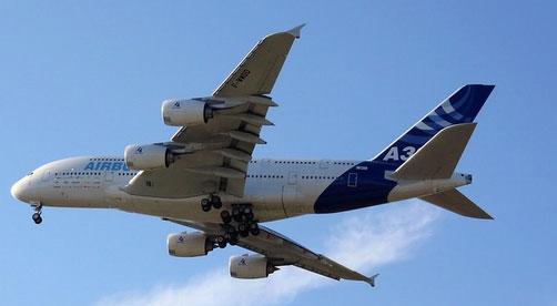 009年10月16日，空中客车公司F-WWDD号空中客车A380-841型客机飞临俄罗斯莫斯科多莫杰多沃国际机场上空，准备降落。这是这种世界最大的客机首次飞抵俄罗斯。