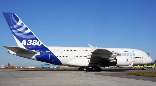 2009年10月16日，空中客车公司F-WWDD号空中客车A380-841型客机在俄罗斯莫斯科多莫杰多沃国际机场降落后，正在滑行。这是这种世界最大的客机首次飞抵俄罗斯。