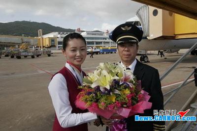空姐为莫亚荣机长送上鲜花