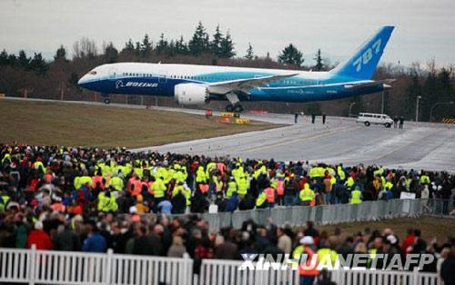 12月15日，延迟两年多之后，波音787型“梦想”客机终于迎来首飞。图为一架“梦想”客机准备从美国华盛顿州埃弗里特的佩因菲尔德机场起飞。新华社/法新